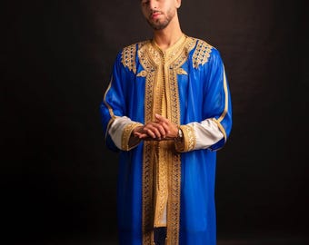 Può includere: Una lunga veste blu con ricami dorati. La veste ha un colletto alto e maniche lunghe. La veste è indossata da una persona con la barba e i capelli corti.