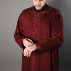 Handmade Moroccan Wool Djellaba Set – Hooded Men’s Kaftan Thobe Wool Kaftan Set – Moroccan Groom’s Formal Burgundy Hooded Men’s Kaftan Thobe