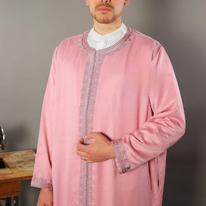 Handmade Moroccan Wool Djellaba Set – Hooded Men’s Kaftan Thobe Wool Kaftan Set – Moroccan Groom’s Formal Burgundy Hooded Men’s Kaftan Thobe