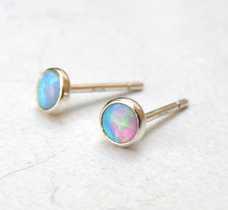 3mm Raw Opal Oorbellen, Raw Stone Oorbellen, Opal Stud Oorbellen, Unieke Gift, Sierlijke Oorbellen, Oktober Birthstone Oorbellen, Opaal Sieraden afbeelding 2