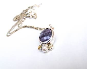 Collar de amatistas y perlas, Regalo para ella, Cadena de plata y oro. Colgante de amatista de forma ovalada con una pequeña perla