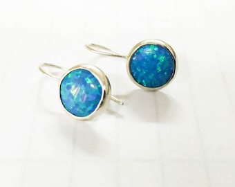 Örhängen i blå opal, fina silverörhängen Handgjorda örhängen i sterlingsilver, 10 mm stenhängande örhängen, present till henne