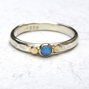 Sierlijke opaalring, solitairering, gelaagdheidring, gouden stapelring, opaalring, minimaal, dunne gouden ring, blauwe ring, cadeaus voor haar