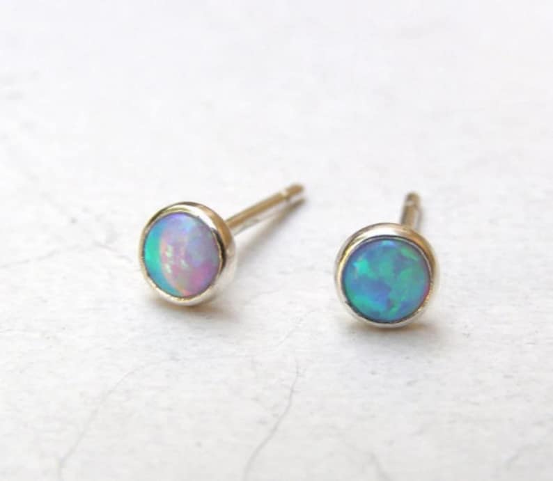 3mm Raw Opal Oorbellen, Raw Stone Oorbellen, Opal Stud Oorbellen, Unieke Gift, Sierlijke Oorbellen, Oktober Birthstone Oorbellen, Opaal Sieraden afbeelding 5