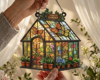 Gepersonaliseerde acryl raamhanger met naam voor de tuin en planten, inclusief vlinders en bloemen, ideaal als cadeau voor moeder en tuinier.