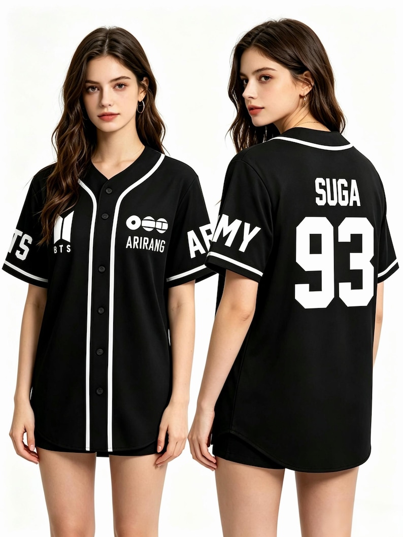 Puede incluir: Camiseta de b&eacute;isbol negra con detalles blancos. La parte delantera muestra el texto "BTS" y "ARIRANG". La parte trasera presenta "SUGA" y el n&uacute;mero "93" en blanco. Las mangas tienen "ARMY" impreso. La camiseta tiene una botonadura.