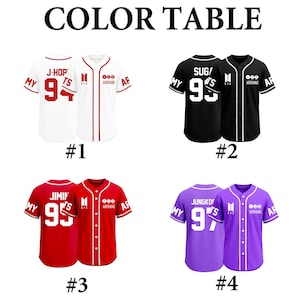 Puede incluir: Imagen de cuatro camisetas de b&eacute;isbol con el texto "COLOR TABLE" en la parte superior. Las camisetas son blancas, negras, rojas y moradas. Cada camiseta tiene un nombre y un n&uacute;mero diferente en la espalda, con el logotipo del equipo en la parte delantera.