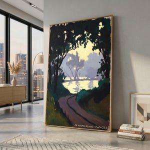 Op de afbeelding: Olieverfschilderij van een vredig landschap met een pad dat naar een meer leidt. Het kunstwerk gebruikt groen, blauw en geel, met de tekst "He restores my soul - Psalm 23:3" onderaan. Het schilderij is ingelijst in een goudkleurige lijst.