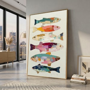 Könnte beinhalten: Ein gerahmter Leinwandkunstdruck mit sechs bunten Fischen. Jeder Fisch ist mit einer einzigartigen Farbpalette bemalt, darunter Türkis, Orange, Rosa und Lila. Das Kunstwerk hat einen strukturierten, impressionistischen Stil mit einem goldenen Rahmen.