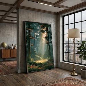 Puede incluir: Un gran cuadro rectangular enmarcado que representa una escena de bosque denso con árboles altos, follaje verde exuberante y luz solar dorada filtrándose a través del dosel, exhibido en una habitación con suelos de madera y una lámpara de pie.