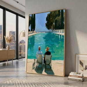 Peut inclure: Une peinture à l'huile encadrée représentant deux silhouettes assises sur des chaises au bord d'une piscine turquoise. Un petit chien se tient à proximité sur une terrasse claire. Des cyprès vert foncé bordent l'arrière-plan.