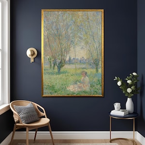 Puede incluir: Una pintura de paisaje enmarcada con un marco dorado. La obra de arte representa una escena al aire libre serena con árboles, una figura en un campo y un pueblo distante. La paleta de colores incluye verdes, azules y amarillos, creando una atmósfera pacífica.