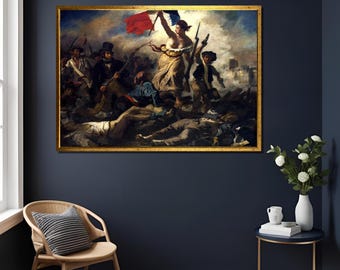 Puede incluir: Una impresión enmarcada de "La Libertad guiando al pueblo" de Eugène Delacroix cuelga de una pared azul oscuro. La pintura representa a una mujer con una bandera francesa, liderando a una multitud sobre los caídos. El marco es dorado.