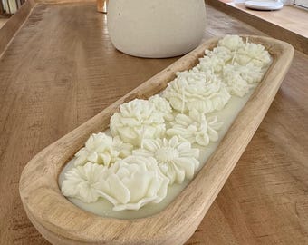 Vela artesanal en forma de flor hecha a mano en un cuenco de madera de masa de cera de soja natural / Decoración rústica bohemia para el hogar