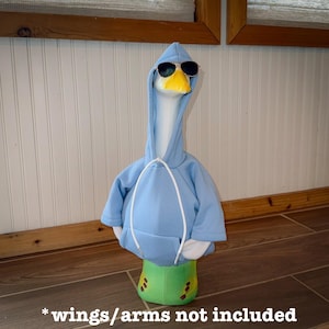 Ella ni siquiera va aquí - Sudadera con capucha para Porch Goose de 23"