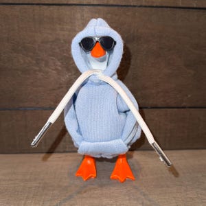 She Doesn't Even Go Here - Desk Goose Hoodie for 7" Goose