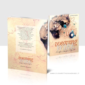 Può includere: Una copertina di libro con il titolo "Wearing Wire" in un font decorativo. La copertina presenta un primo piano di un gioiello in filo metallico con perline e pietre turchesi. Il libro è di Elisabetta Cavagnino.