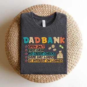 Maglietta &quot;Dad Bank&quot;, regalo per la festa del papà, regali per papà, regalo di compleanno per papà, regalo per marito, maglietta divertente per papà, maglietta divertente da uomo, maglietta con battute divertenti sul papà