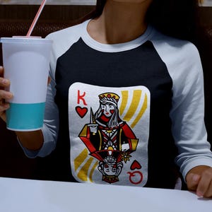 Vintage hartenkoningin raglanshirt, uniseks casual T-shirt, graphic tee speelkaart, shirt in retrostijl, perfect cadeau voor gamers
