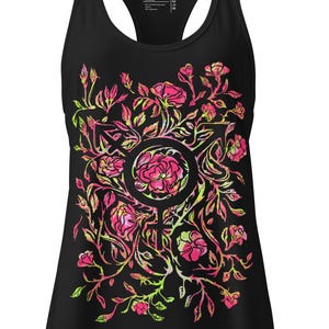 Puede incluir: Camiseta sin mangas negra con un diseño floral en rosa, amarillo y verde. El diseño presenta un símbolo central rodeado de rosas y hojas. La camiseta sin mangas tiene un estilo de espalda deportiva y cuello redondo.