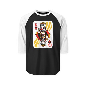 Maglietta raglan vintage con Re di Cuori, maglietta casual unisex, maglietta con grafica di carte da gioco, maglietta in stile retrò, regalo perfetto per i giocatori