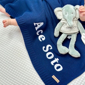 ネイビーブルーのパーソナライズされたベビーブランケット、名前が刺繍されたコットンの心地よいギフト。