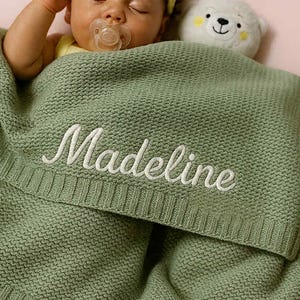 名前刺繍入りグリーンニットコットンベビーブランケット - 新生児の記念品として最適