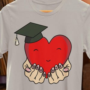 Camiseta fofa de coração vermelho para formatura (tom de pele claro e versão com manicure francesa) para estudantes, formandos, amigos, familiares, camiseta