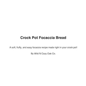 Może przedstawiać: Nakładka tekstowa na białym tle, która brzmi "Crock Pot Focaccia Bread" i "Miękki, puszysty i łatwy przepis na focaccię, który można zrobić w wolnowarze! Od Wild N Cozy Oak Co."