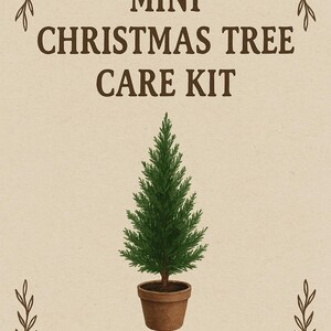 Puede incluir: Tarjeta beige con el texto "MINI CHRISTMAS TREE CARE KIT" en marrón. Un mini árbol de Navidad verde en una maceta marrón está centrado debajo del texto. Bordes decorativos de hojas marrones enmarcan la parte superior e inferior.