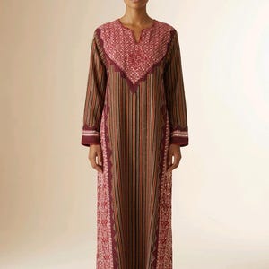 Thobe palestino vintage / Vestido Tatreez de más de 80 años, tela Saya de herencia bordada a mano