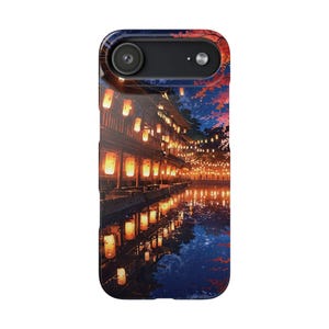 Puede incluir: Funda de teléfono con una ilustración de un edificio japonés con linternas reflejadas en el agua. La obra de arte representa una escena nocturna con iluminación cálida y un cielo azul oscuro.