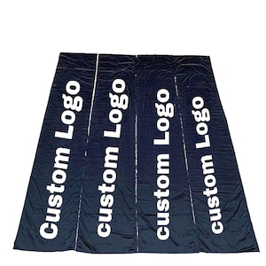 Può includere: Quattro banner blu scuro con la scritta bianca "Custom Logo". I banner sono disposti uno accanto all'altro, leggermente sovrapposti. Un logo rosso e bianco è visibile in alto a sinistra.