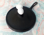 Vintage Cast Iron Griddle Favorite Piqua Ware, Smile Logo, 1935, Favorite Stove Range, Seasoned, Fine Condition