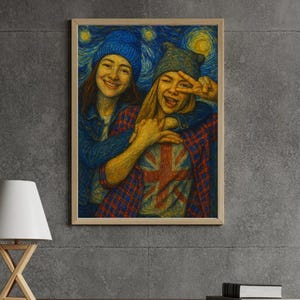 Puede incluir: Una impresión enmarcada al estilo de 'La noche estrellada' de Van Gogh, que representa a dos personas sonriendo. Una lleva un gorro azul, la otra un gorro gris y una camiseta con la bandera británica. La obra está sobre una consola de madera.