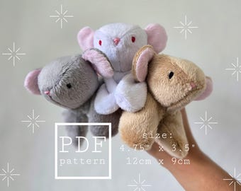 Könnte beinhalten: Drei Plüschmaus-Spielzeuge in Grau, Weiß und Beige, jeweils mit rosa Ohren und roten Augen. Das Bild enthält den Text "PDF pattern" und Größenangaben von 12 cm x 9 cm.