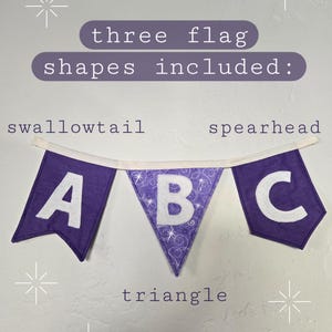 K&ouml;nnte beinhalten: Ein lila Banner mit den Buchstaben "ABC" in Wei&szlig;. Das Banner enth&auml;lt drei Flaggenformen: Schwalbenschwanz, Speerspitze und Dreieck. Der Text "three flag shapes included:" befindet sich &uuml;ber dem Banner.