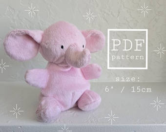 Könnte beinhalten: Ein weiches, rosa Plüschelefantenspielzeug mit großen Ohren und einem Rüssel. Das Spielzeug ist etwa 15 cm groß. Das Bild enthält den Text "PDF pattern".