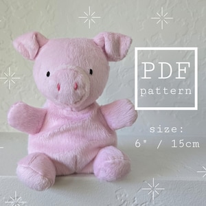 Könnte beinhalten: Ein rosa Stofftier-Schwein mit schwarzen Augen und einer rosa Schnauze. Das Schwein ist etwa 15 cm groß. Das Bild enthält den Text "PDF pattern".