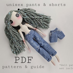Pode incluir: Uma boneca feita à mão com cabelo de fio cinza, usando calças de ganga e uma blusa branca. Um par de calções de ganga está ao lado da boneca. O texto "unisex pants & shorts" e "PDF pattern & guide" são visíveis.