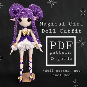 Puede incluir: Muñeca hecha a mano con un atuendo morado y blanco, con pelo largo morado y orejas puntiagudas. La muñeca lleva un lazo morado y dorado, una falda blanca y zapatillas de ballet moradas. El texto en la imagen dice: "Magical Girl Doll Outfit PDF pattern & guide."