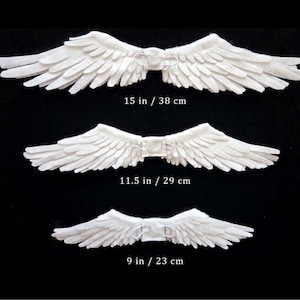 Könnte beinhalten: Ein Set aus drei Keramikbechern mit gesprenkelter, matter Oberfläche. Die Becher sind in Creme-, Hellbraun- und Dunkelbrauntönen gehalten. Jeder Becher hat ein schlichtes, minimalistisches Design.