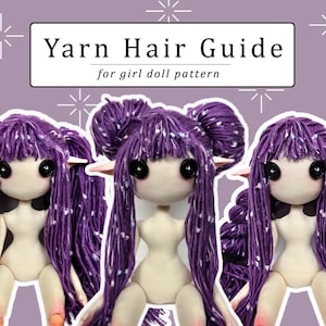 Peut inclure: Trois poupées faites à la main avec des cheveux en fil de couleur violet et des mouchetures blanches. Les poupées ont de grands yeux noirs en forme de bouton, des oreilles pointues et sont assises. Le texte de l'image indique "Yarn Hair Guide for girl doll pattern".