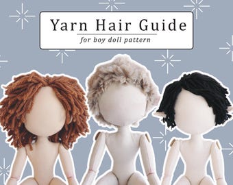 Könnte beinhalten: Drei gesichtslose Puppen mit heller Haut, jede mit unterschiedlichen Garnfrisuren in Rost, Beige und Schwarz. Der Text "Yarn Hair Guide for boy doll pattern" steht in einem rechteckigen Kasten über den Puppen auf blauem Hintergrund.