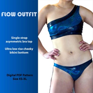 Puede incluir: Un conjunto de bikini azul de un solo hombro con un acabado brillante y texturizado. La parte superior es un estilo de sujetador asimétrico y la parte inferior es de talle bajo y atrevido. El texto "FLOW OUTFIT" y "Digital PDF Pattern Size XS-XL" es visible.