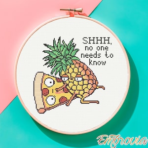 Puede incluir: Arte de aro de punto de cruz con un dibujo animado de piña y una porción de pizza abrazándose. La piña tiene una parte superior verde con hojas y un cuerpo amarillo y marrón. La porción de pizza tiene pepperoni y queso. El texto dice: "SHHH, nadie necesita saber".