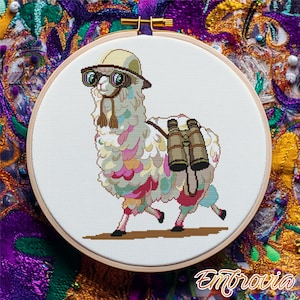 Könnte beinhalten: Kreuzstich-Stickerei eines Lamas mit Safarihut, Brille und Fernglas. Das Lama hat ein farbenfrohes Fell mit rosa, gelben und blauen Akzenten. Die Stickerei befindet sich in einem Holzreifen vor weißem Hintergrund.