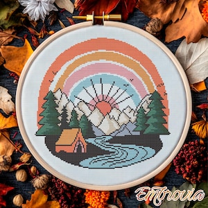 Retro Rainbow Camp – Kreuzstichmuster mit Bergen, Zelt, Wald und einem Regenbogen bei Sonnenuntergang für Naturliebhaber und Wanderfreunde.