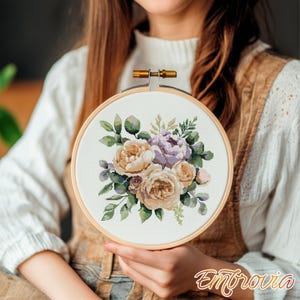 Un bouquet di fiori lussureggianti multicolori / Elegante schema floreale a punto croce per decorazioni per la casa, regali di nozze e ricami botanici