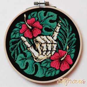 Tropisches Skelett Hand Kreuzstichmuster - Rock mit Hibiskus Blüten und Blättern, mutige Goth Island Vibes Stickdatei
